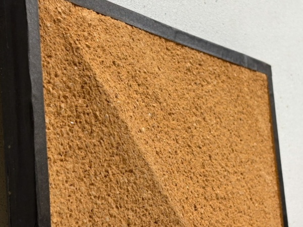 プラスタル掻き落としのリッジライン仕上げ壁サンプル