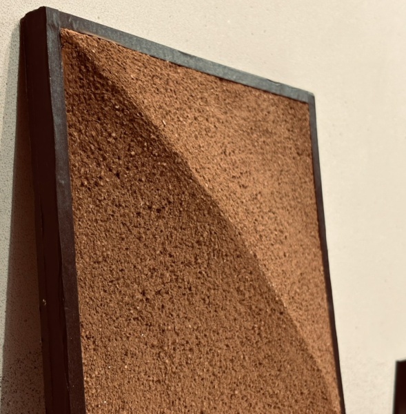 プラスタル掻き落としのリッジライン仕上げ壁サンプル