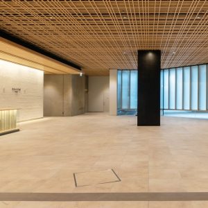 黒漆喰磨き仕上げ - 江戸東京博物館の柱に施工