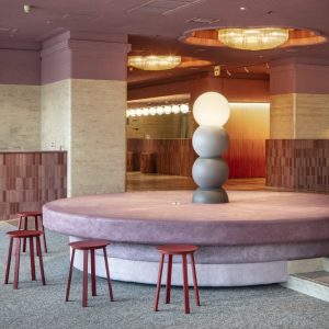 プラスタル塗り版築 - ホテルのテーブルに施工