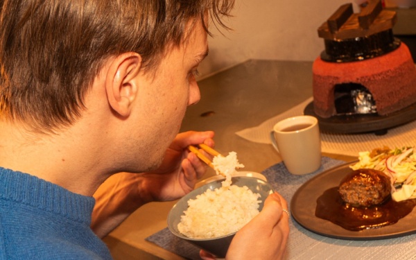 ご飯を食べるアントンさん