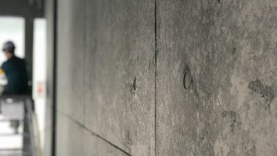 石膏ボードを重厚なコンクリート打ち放し壁へ変貌させる原田左官のコンクリート打ち放し風仕上げ