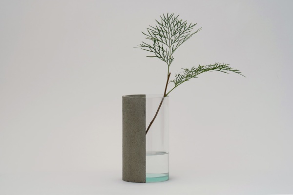 ガラスと土を半分ずつ使用して施工した花瓶