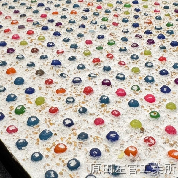 カラフルなスーパーボールの端材を入れた洗い出し仕上げ壁サンプル