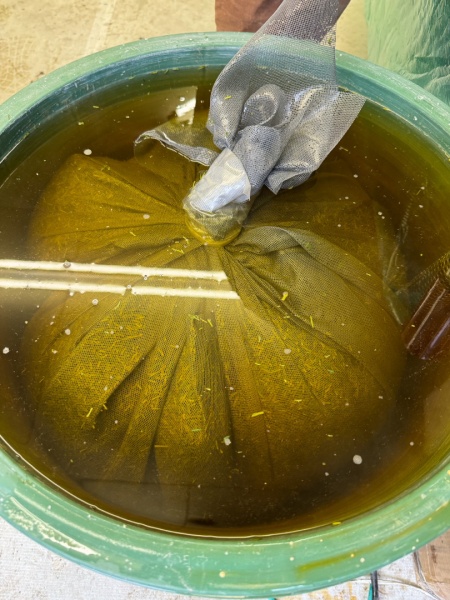 使用する茶葉を水に浸している様子