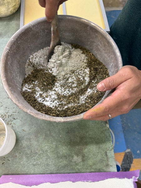 乾燥させた茶葉を入れて材料を練る