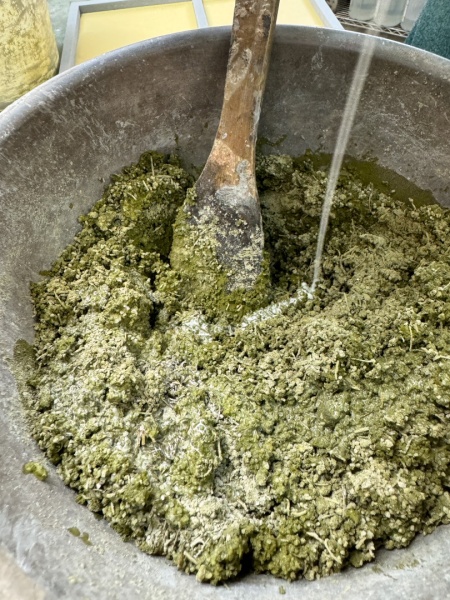 乾燥させた茶葉を入れて材料を練る