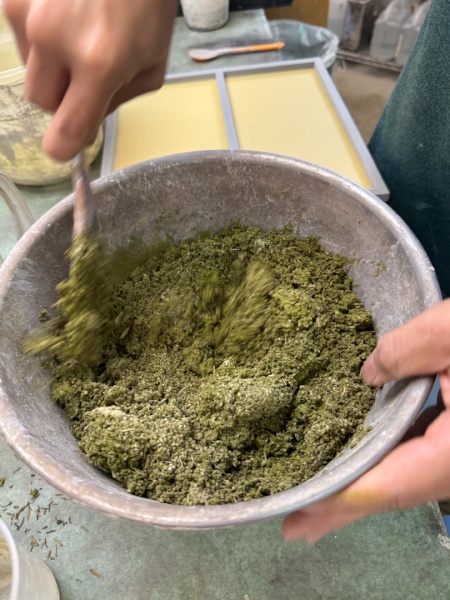 乾燥させた茶葉を入れて材料を練る
