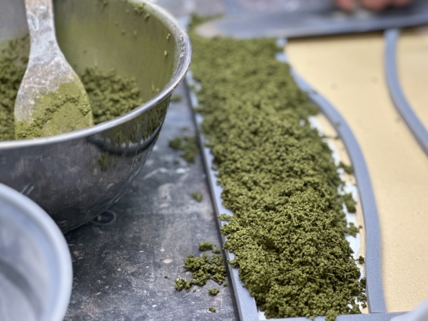 茶葉を混ぜた左官材料を塗り付け