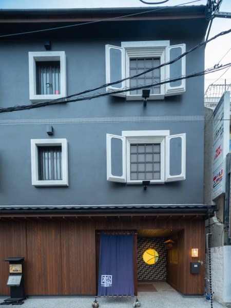 ホテルの外壁に施工した黒系統のポリーブル
