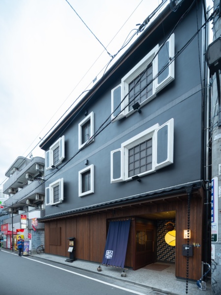 黒系統のポリーブルを施工したホテル外壁