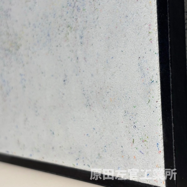 白いポリーブルに多彩色の色チップを混ぜて仕上げた左官サンプル