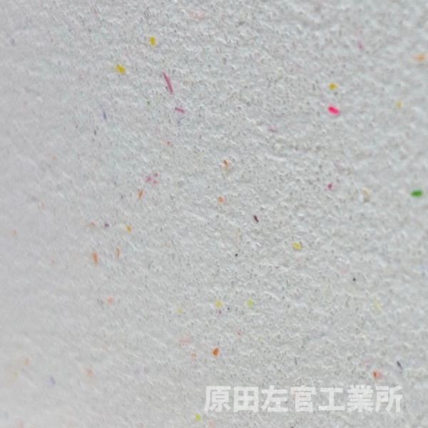 白いポリーブルに多彩色の色チップを混ぜて仕上げた左官サンプル