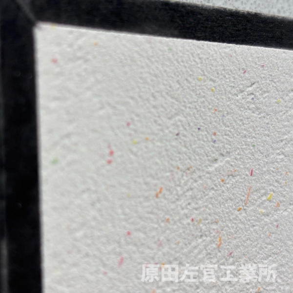 白いポリーブルに多彩色の色チップを混ぜて仕上げた左官サンプル
