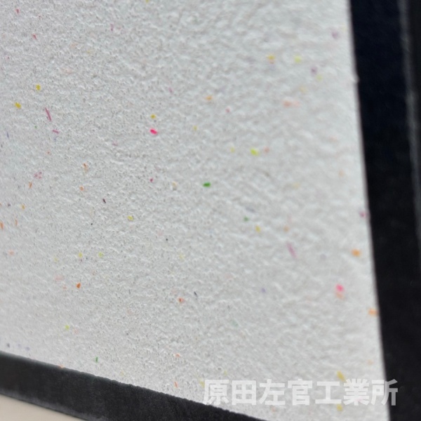 白いポリーブルに多彩色の色チップを混ぜて仕上げた左官サンプル