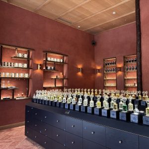 かき落とし仕上げ - フレグランス販売店の内壁に施工