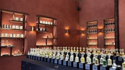 かき落とし仕上げ - フレグランス販売店の内壁に施工