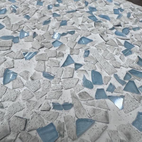 水色の透明プラスチックコップの破片入りサンプル