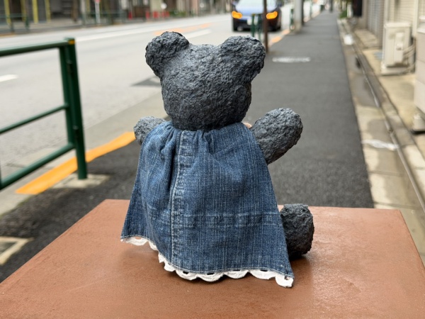 デニム生地マントを着けたヌルデニム製テディベア