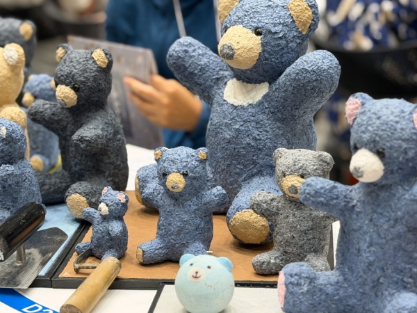 様々な色と大きさのヌルデニム製テディベア