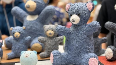 なぜテディベア？廃材に物語を宿す「アップサイクル左官」と次世代のテクスチャ