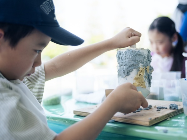 左官材で花瓶を作る子供向けワークショップ