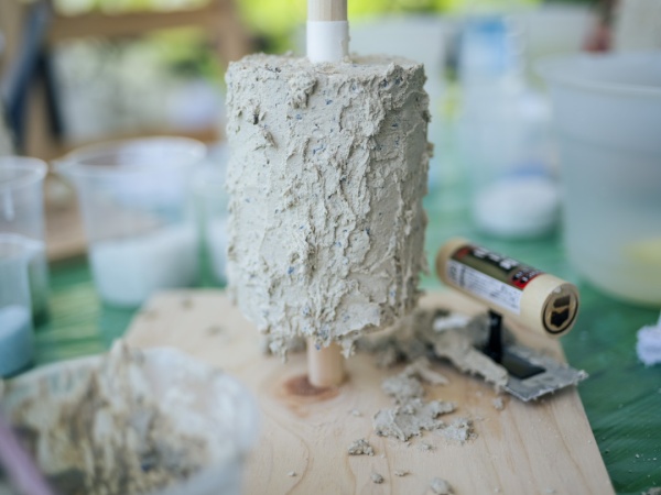 ワークショップで洗い出し技法で花瓶を作っている