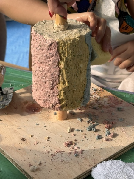 ワークショップで洗い出し技法で花瓶を作っている