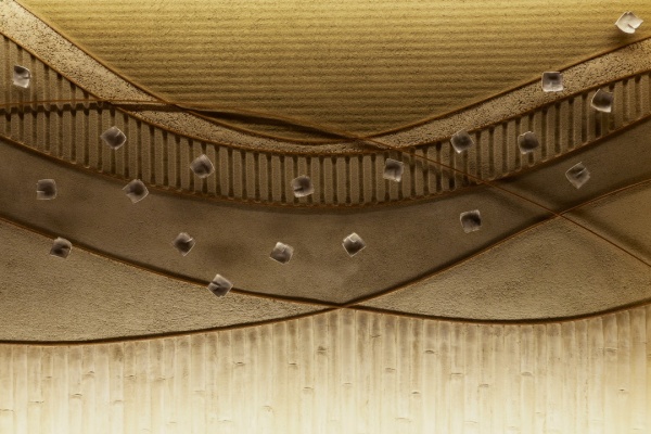 土壁・掻き落とし仕上げ・竹模様のモルタルなどを組み合わせた左官アート壁